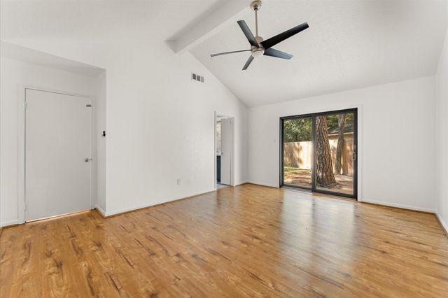 33 Crystal Lake Lane, The Woodlands, TX 77380