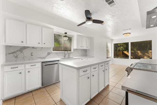 33 Crystal Lake Lane, The Woodlands, TX 77380