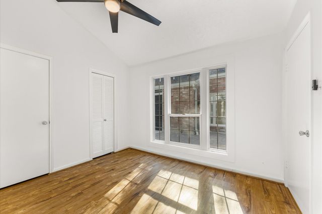 33 Crystal Lake Lane, The Woodlands, TX 77380