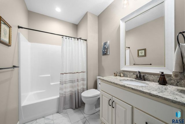 5425 S Salvation Pl Place, Sioux Falls, SD 57108