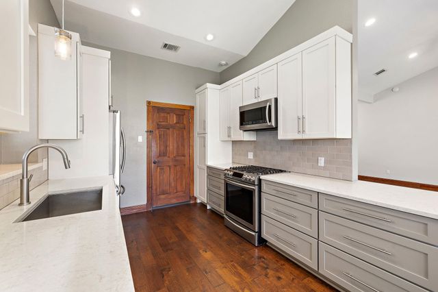 9408 Doliver DR, Austin, TX 78748