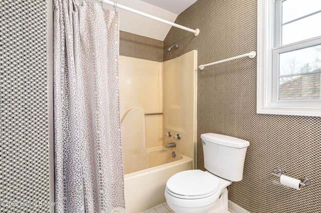 10409 Bay Pointe Cir, Louisville, KY 40241