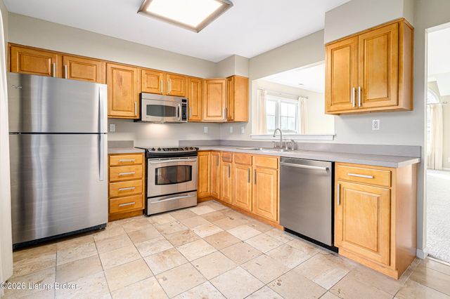 10409 Bay Pointe Cir, Louisville, KY 40241