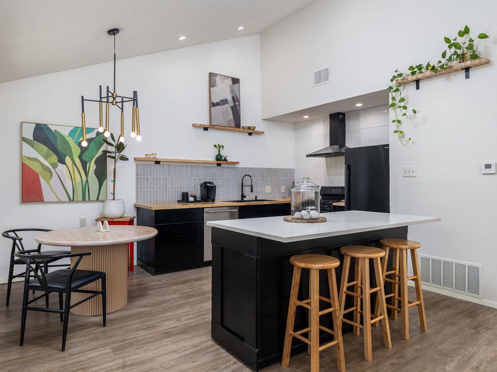 2532 Stoutwood CIR, Austin, TX 78745