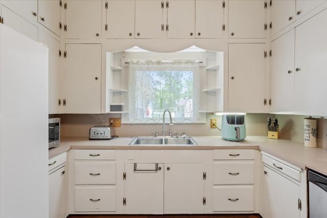 102 S Hogan Street, Holland, TX 76534
