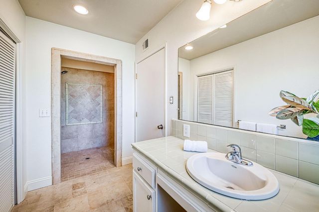 1565 W Barstow Avenue, Fresno, CA 93711