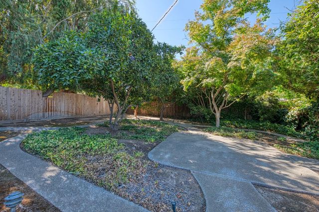 1565 W Barstow Avenue, Fresno, CA 93711