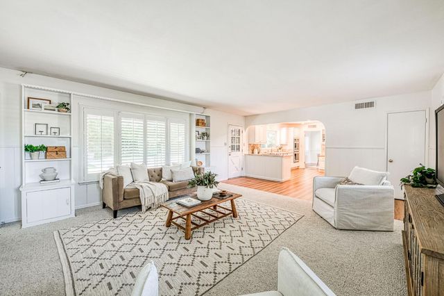 1565 W Barstow Avenue, Fresno, CA 93711