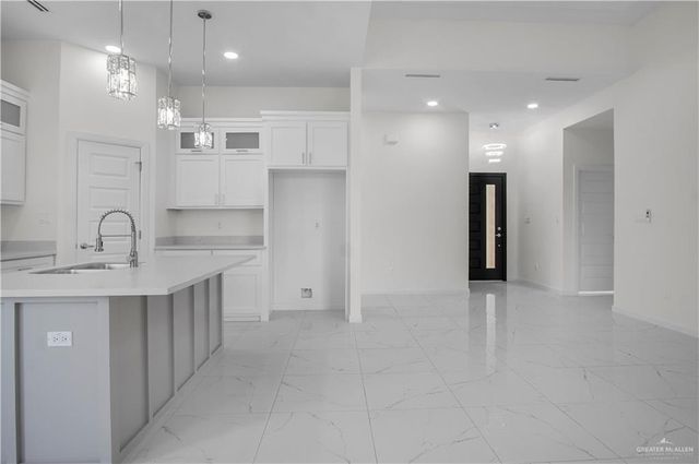 909 E Pecan Street, Alton, TX 78573