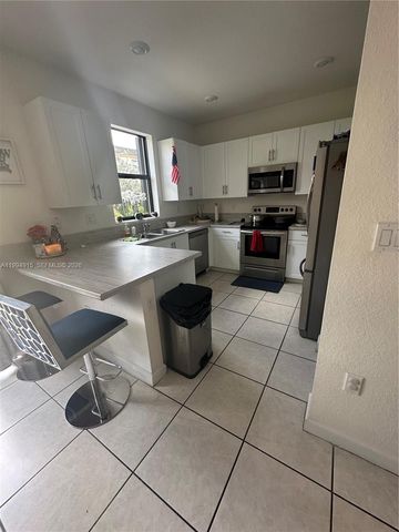 4706 Santa Cruz Way, Davie, FL 33314