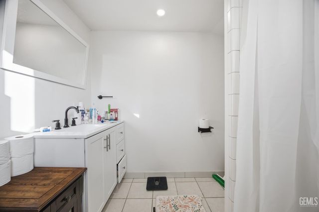 1925 Maple Avenue, Bakersfield, CA 93304