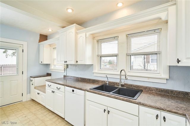 329 Belle Avenue SW, Hartville, OH 44632