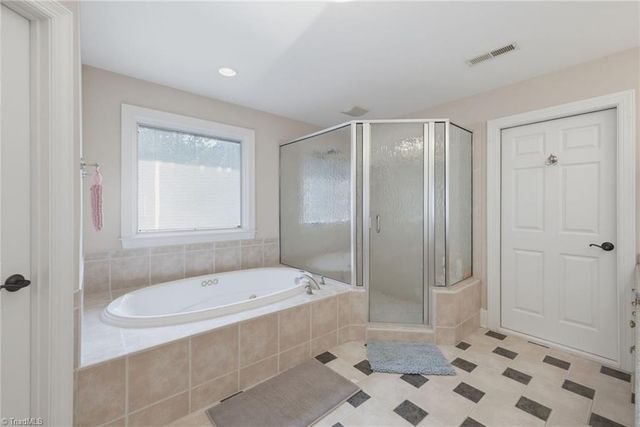 4 Willow Oak Court, Greensboro, NC 27408
