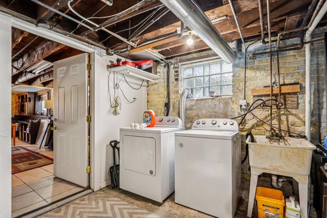 2557 N Gordon PLACE, Milwaukee, WI 53212