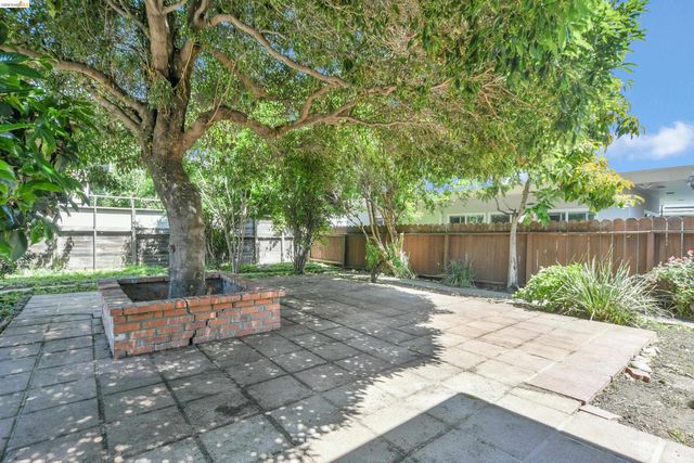 120 Hillcrest Ave, Pittsburg, CA 94565
