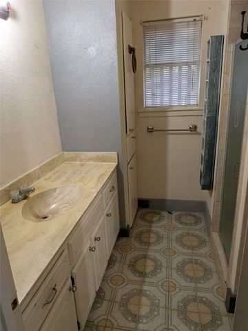 7501 Acapulco Road, Fort Worth, TX 76112