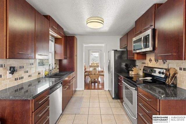 10830 Taylor Street, Omaha, NE 68164