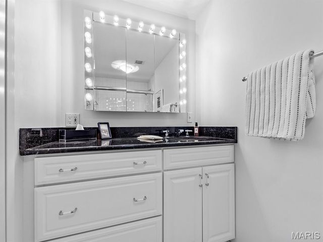200 S Brentwood Boulevard 13A, Clayton, MO 63105
