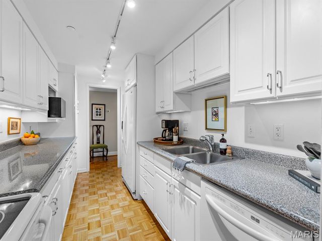 200 S Brentwood Boulevard 13A, Clayton, MO 63105