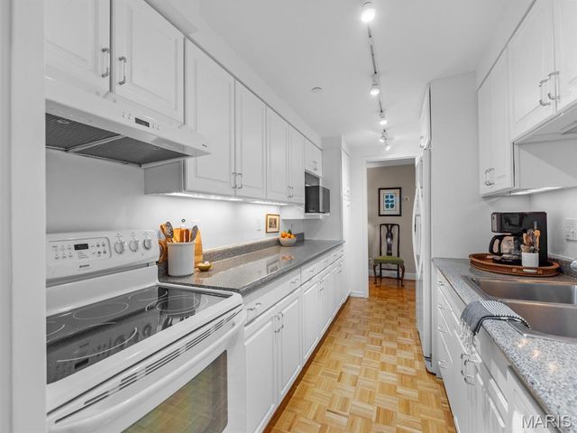 200 S Brentwood Boulevard 13A, Clayton, MO 63105