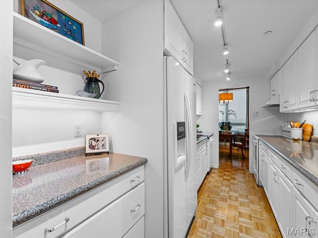 200 S Brentwood Boulevard 13A, Clayton, MO 63105
