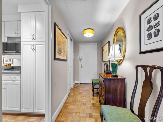 200 S Brentwood Boulevard 13A, Clayton, MO 63105