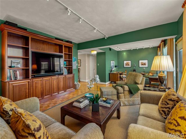 200 S Brentwood Boulevard 13A, Clayton, MO 63105