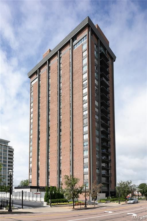 200 S Brentwood Boulevard 13A, Clayton, MO 63105