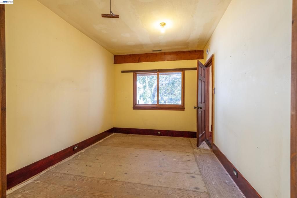 Image 12 of property listing at 917 Central Ave, Alameda, CA 94501