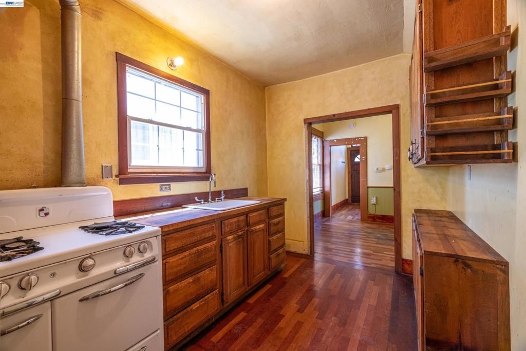 Image 13 of property listing at 917 Central Ave, Alameda, CA 94501