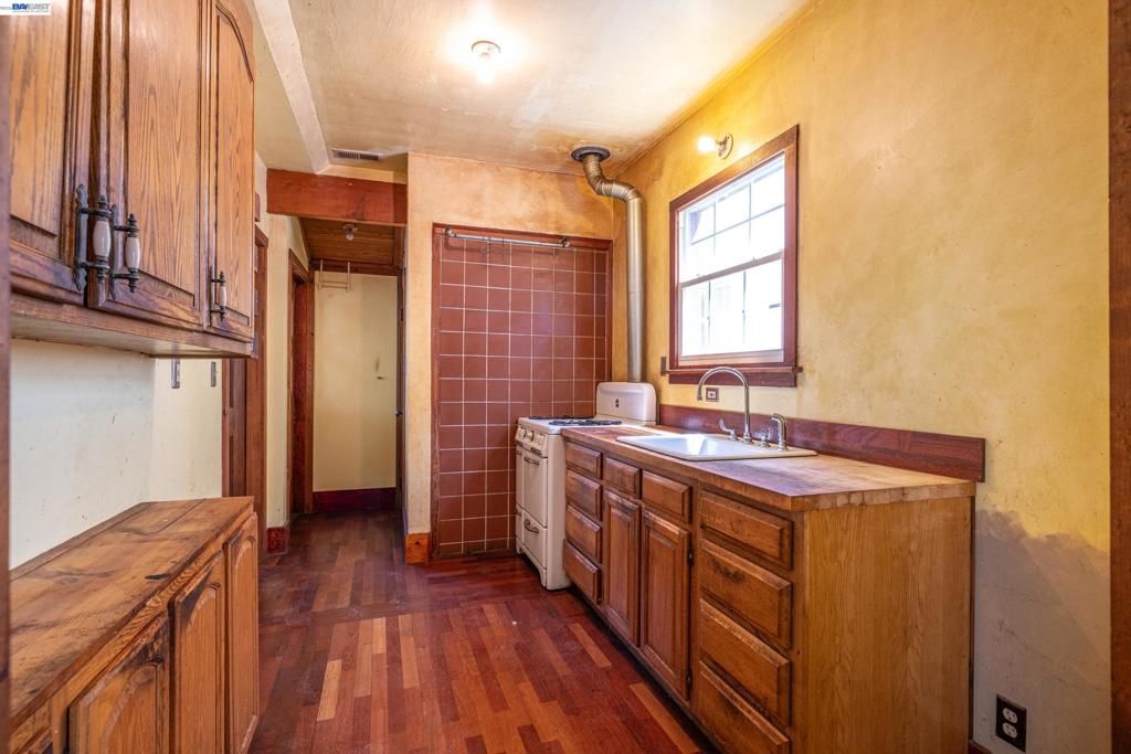 Image 14 of property listing at 917 Central Ave, Alameda, CA 94501