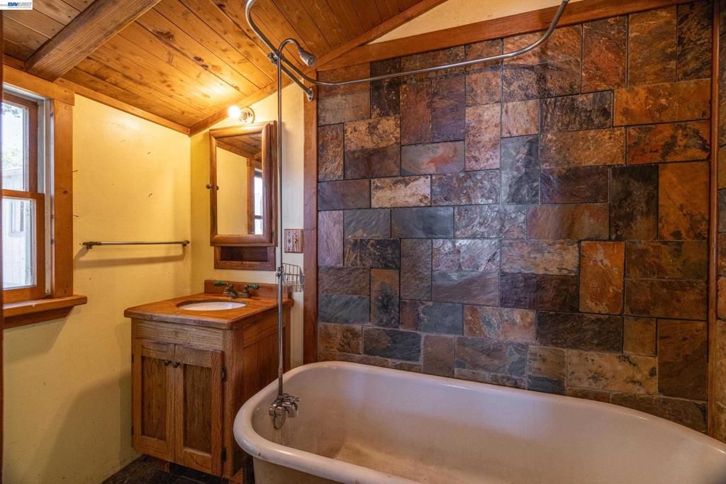 Image 15 of property listing at 917 Central Ave, Alameda, CA 94501