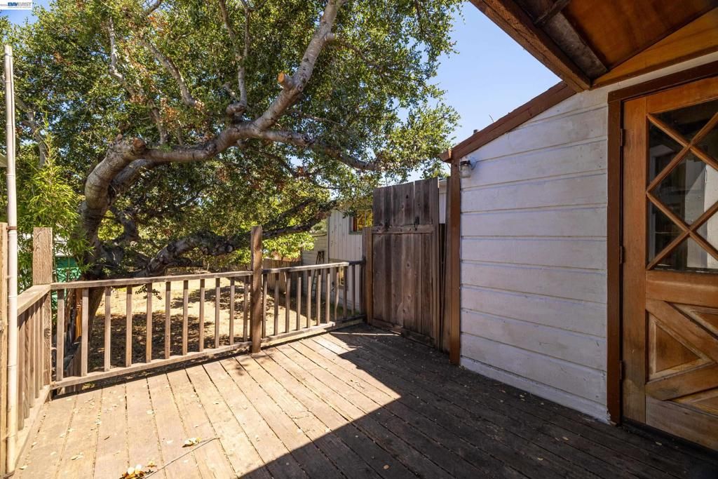 Image 18 of property listing at 917 Central Ave, Alameda, CA 94501