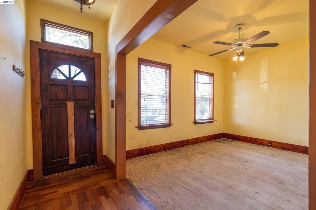 Image 4 of property listing at 917 Central Ave, Alameda, CA 94501
