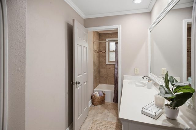 11021 Fieldcrest Dr, Baton Rouge, LA 70811