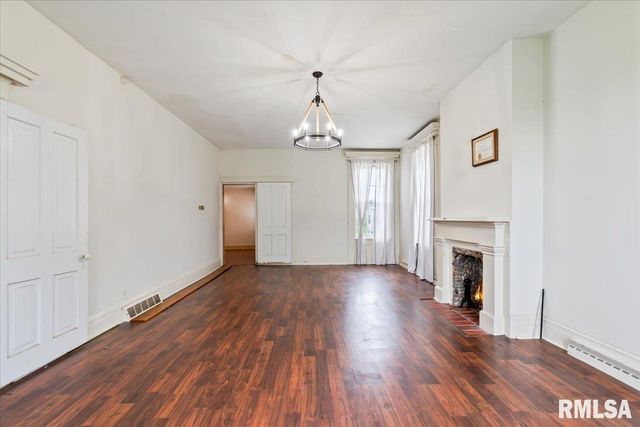 4804 NORTHWEST Boulevard, Davenport, IA 52806