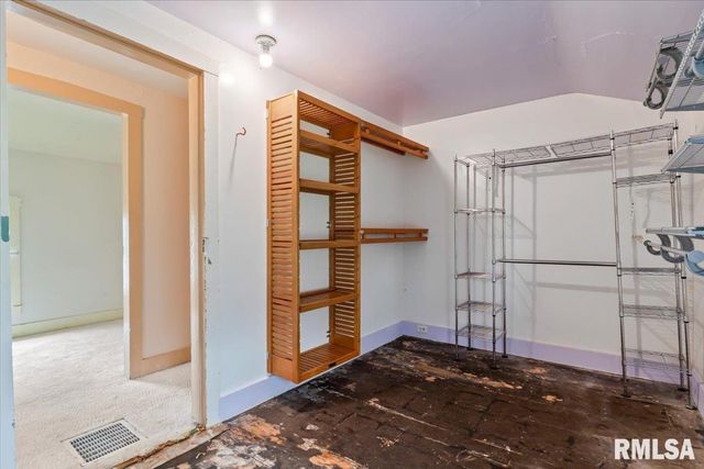 4804 NORTHWEST Boulevard, Davenport, IA 52806