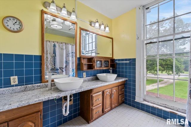 4804 NORTHWEST Boulevard, Davenport, IA 52806