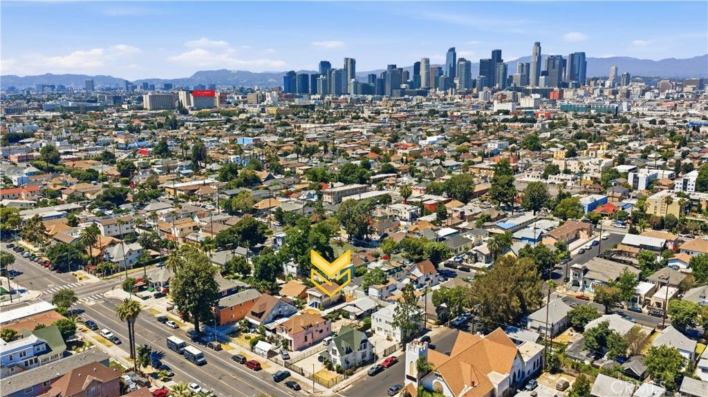 Image 10 of property listing at 927 E 28th St, Los Angeles, CA 90011