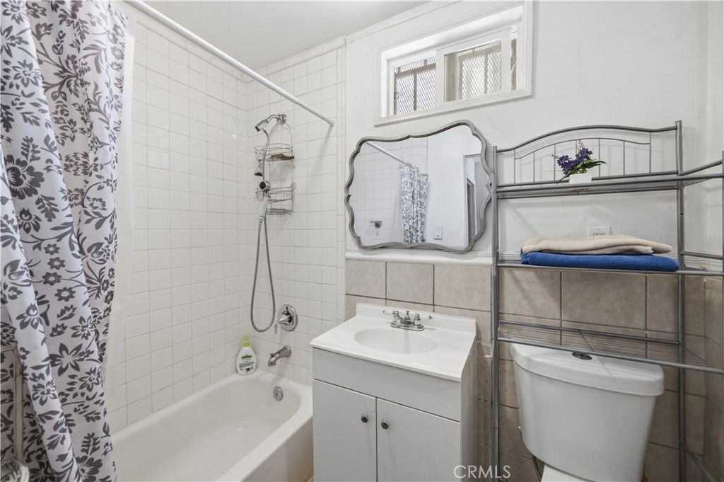 Image 14 of property listing at 927 E 28th St, Los Angeles, CA 90011