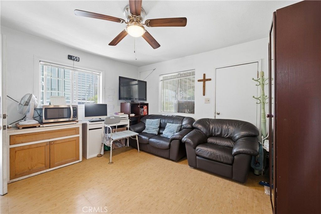 Image 15 of property listing at 927 E 28th St, Los Angeles, CA 90011