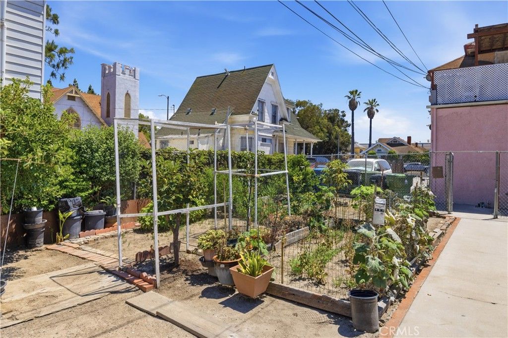 Image 18 of property listing at 927 E 28th St, Los Angeles, CA 90011