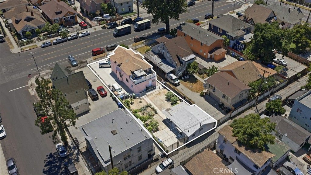 Image 2 of property listing at 927 E 28th St, Los Angeles, CA 90011