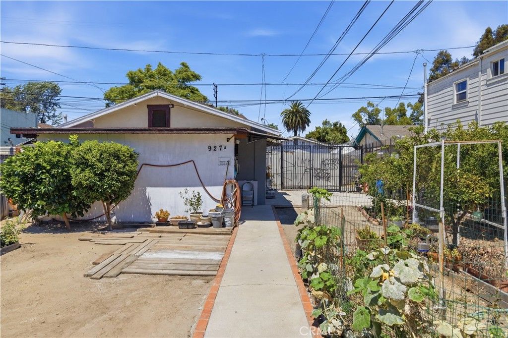 Image 20 of property listing at 927 E 28th St, Los Angeles, CA 90011