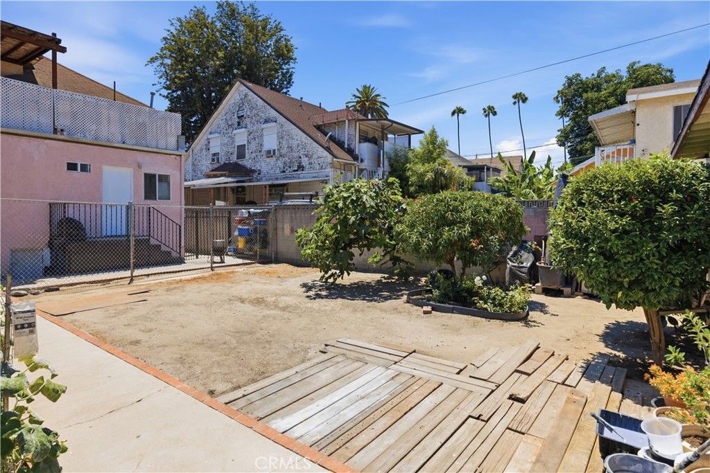 Image 22 of property listing at 927 E 28th St, Los Angeles, CA 90011