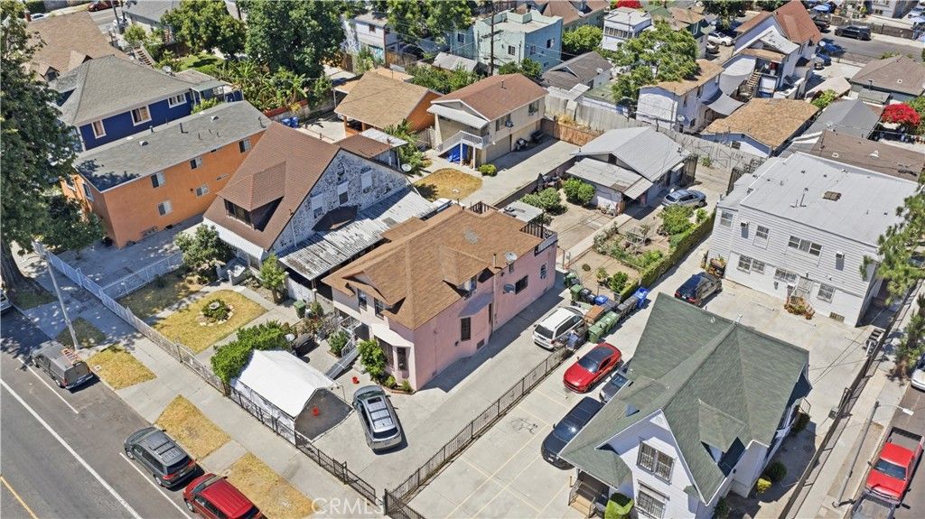 Image 3 of property listing at 927 E 28th St, Los Angeles, CA 90011