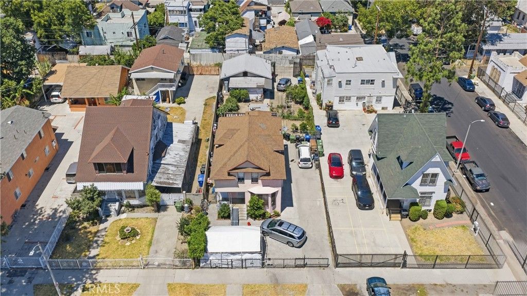Image 4 of property listing at 927 E 28th St, Los Angeles, CA 90011