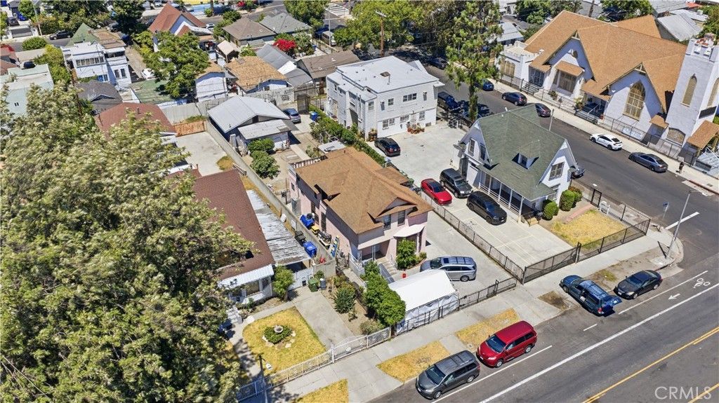 Image 5 of property listing at 927 E 28th St, Los Angeles, CA 90011