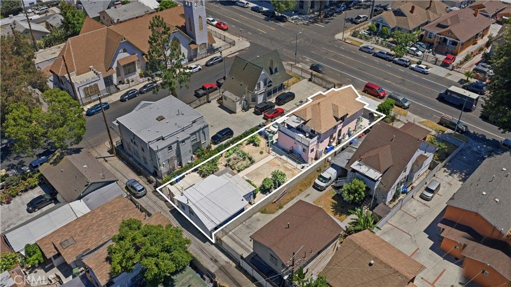Image 6 of property listing at 927 E 28th St, Los Angeles, CA 90011