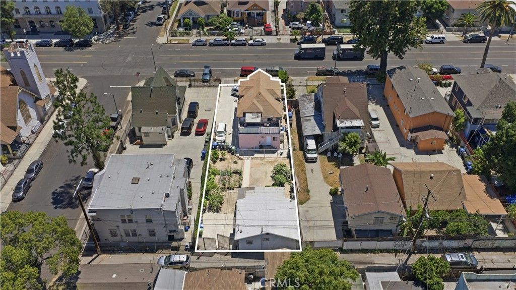 Image 7 of property listing at 927 E 28th St, Los Angeles, CA 90011